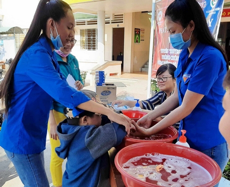 Chị Nghi (trái) cảm thấy hạnh phúc khi được cống hiến hết mình cho phong trào tuổi trẻ.