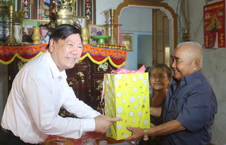 Bí thư Tỉnh ủy- Trần Văn Rón thăm và tặng quà gia đình bà Lê Thị Bảy và ông Nguyễn Văn Lình.
