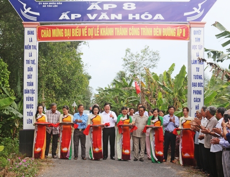 Bí thư Tỉnh ủy- Trần Văn Rón cùng Thiếu tướng Đoàn Văn Thắng- Chủ tịch Hội CCB tỉnh và lãnh đạo huyện, xã cắt băng khánh thành công trình.