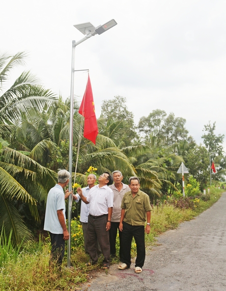 Công trình đèn năng lượng mặt trời đưa vào sử dụng đáp ứng niềm mong mỏi của các hộ dân trên tuyến đường
