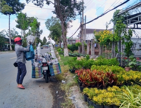 Hình ảnh này rất dễ bắt gặp ở “chợ” hoa kiểng, những người mua đi bán lại với chiếc xe gắn máy chở hoa kiểng của mình.