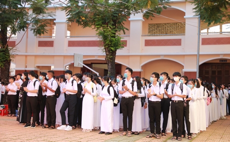 Năm học 2020- 2021, nỗ lực đảm bảo 100% học sinh- sinh viên tham gia BHYT. Trong ảnh: Học sinh Trường THPT Lưu Văn Liệt trong ngày khai giảng năm học mới.