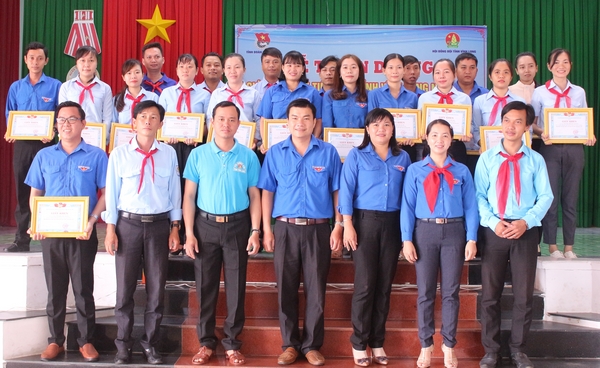 Tuyên dương những cá nhân có thành tích xuất sắc trong công tác chuyên môn, hoạt động Đoàn- Đội