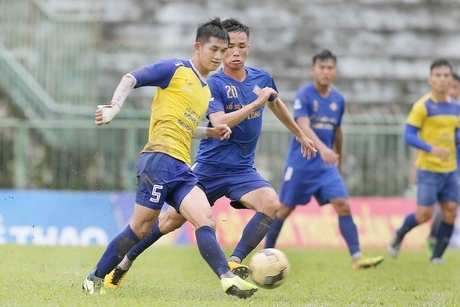 Cảnh Anh (5, Đồng Tháp) tranh bóng với Tự Nhân (20, XSKT Vĩnh Long).
