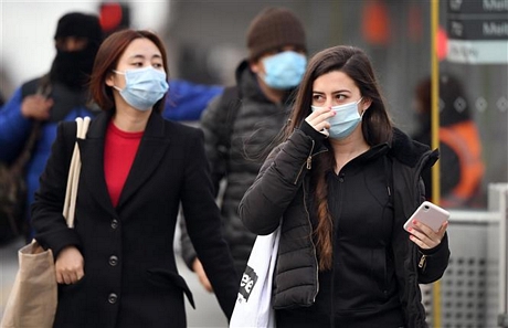  Người dân đeo khẩu trang phòng dịch COVID-19 tại Melbourne, bang Victoria, Australia ngày 23/7/2020. Ảnh: AFP/TTXVN