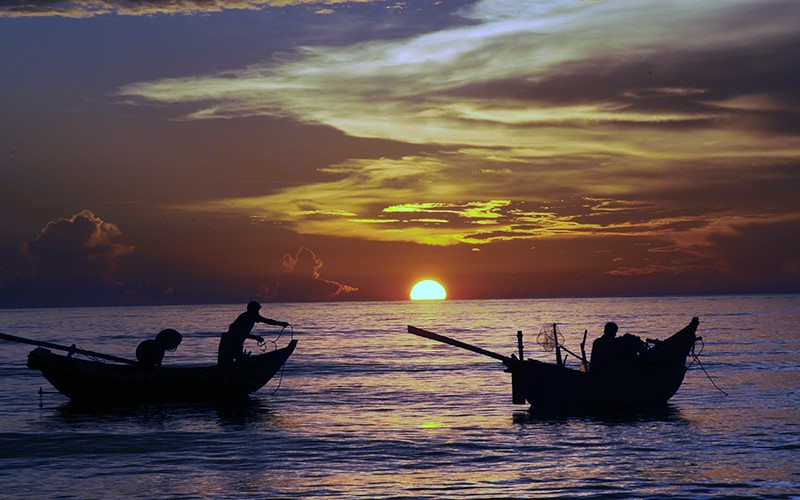 Bình minh ở làng biển Nhân Trạch (Quảng Bình). Ảnh: BÁCH CHIẾN