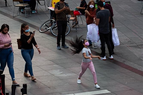 Người dân đeo khẩu trang phòng lây nhiễm COVID-19 tại New York, Mỹ, ngày 13/9/2020. Ảnh: THX/ TTXVN
