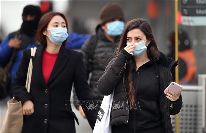 Người dân đeo khẩu trang phòng dịch COVID-19 tại Melbourne, bang Victoria, Australia. Ảnh: AFP/TTXVN