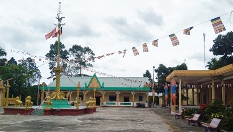 Sân chùa Tòa Sen (xã Đông Thành- TX Bình Minh) cũng thực hiện nghiêm công tác phòng chống dịch COVID-19 bằng việc không tụ tập đông người trong ngày vào lễ Sel Dolta năm 2020.