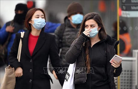 Người dân đeo khẩu trang phòng dịch COVID-19 tại Melbourne, bang Victoria, Australia ngày 23/7. Ảnh: AFP/TTXVN