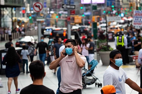 Người dân đeo khẩu trang phòng lây nhiễm COVID-19 tại New York, Mỹ, ngày 13/9/2020. Ảnh: THX/ TTXVN