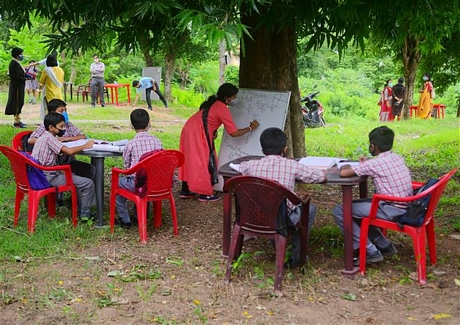 Một lớp học ngoài trời phòng lây nhiễm COVID-19 tại Agartala, Ấn Độ, ngày 20/8/2020. Ảnh: THX/ TTXVN