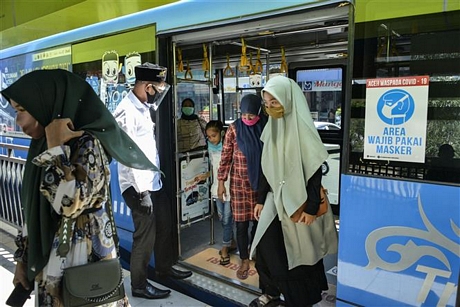 Người dân đeo khẩu trang phòng dịch bệnh tại Indonesia. Ảnh: AFP