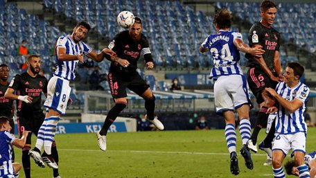 Real Madrid (áo đen) đã phải nhận trận hòa 0-0 trước Real Sociedad - Ảnh: EFE