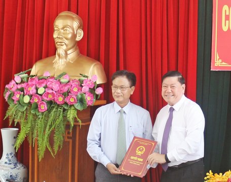 Bí thư Tỉnh ủy- Trần Văn Rón trao quyết định và hoa chúc mừng đồng chí Lê Thanh Tuấn giữ chức vụ Giám đốc Đài Phát thanh- Truyền hình tỉnh Vĩnh Long.