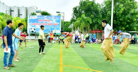 Tranh tài nội dung nhảy bao.