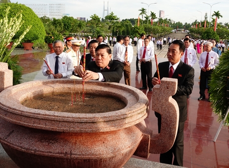 Các đồng chí lãnh đạo tỉnh thắp hương tưởng niệm.