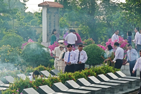 Đại biểu thắp hương tại các phần mộ.
