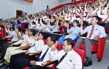 Đại biểu biểu quyết thông qua nội quy, quy chế làm việc của đại hội.