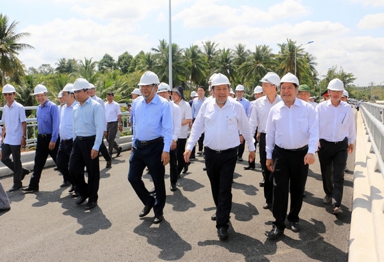 Kết cấu hạ tầng thủy lợi được tập trung đầu tư nhằm chủ động tưới tiêu, nuôi trồng thủy sản. Trong ảnh: Lãnh đạo Trung ương và tỉnh khảo sát công trình ngăn mặn ở Vũng Liêm.