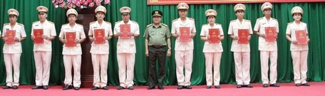 Đại tá Đoàn Minh Lý- Ủy viên Thường vụ Tỉnh ủy, Giám đốc Công an tỉnh- trao quyết định điều động công an chính quy về xã.