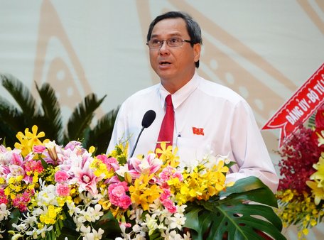 Đồng chí Phan Văn Giàu- Giám đốc Sở Văn hóa, Thể thao và Du lịch trình bày tham luận tại đại hội