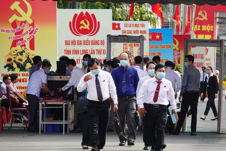 Để đảm bảo an toàn phòng chống dịch bệnh và an ninh cho đại hội, trước khi vào đại hội, các đại biểu được phát khẩu trang, đo thân nhiệt và kiểm tra an ninh.