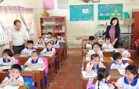 Bà Nguyễn Thị  Ngọc Bích thăm phòng học lớp 1 ở Trường TH Long Phú.