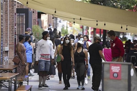 Người dân đeo khẩu trang phòng dịch COVID-19 tại New York, Mỹ. (Ảnh: THX/TTXVN)