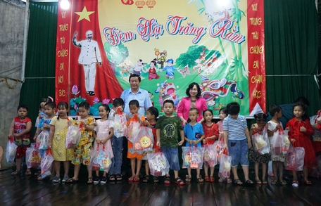 Ông Bùi Văn Nghiêm- Phó Bí thư Thường trực Tỉnh ủy, Chủ tịch HĐND tỉnh và bà Nguyễn Thị Minh Hạnh- Ủy viên Ban Thường vụ Tỉnh ủy, Trưởng Ban dân vận Tỉnh ủy tỉnh trao quà cho các cháu thiếu nhi.