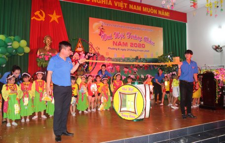 Các bé cùng tham gia rước đèn trung thu.