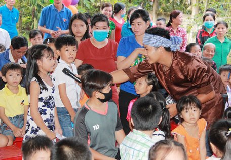 Ngoài trao quà, các bé còn được tham gia các trò chơi, xem văn nghệ đêm Trung thu.