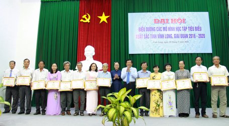 Đại diện các mô hình học tập tiêu biểu được nhận bằng khen của UBND tỉnh.