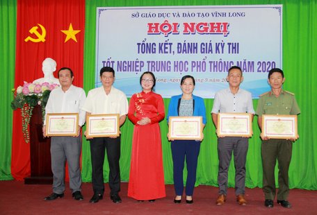 Dịp này, UBND tỉnh đã tặng bằng khen cho 5 tập thể và 5 cá nhân có thành tích suất sắc trong thực hiện nhiệm vụ kỳ thi tốt nghiệp THPT năm 2020