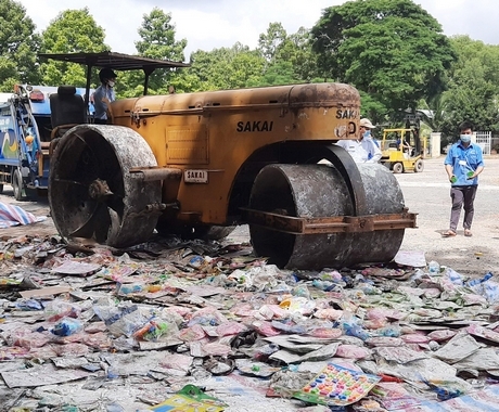 Ngành chức năng tiêu hủy nhiều đồ chơi trẻ em không rõ nguồn gốc, xuất xứ.