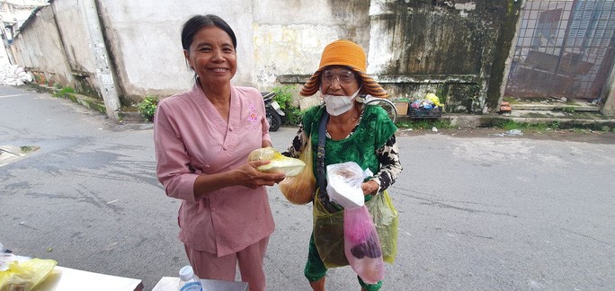 Nhiều bệnh nhân nghèo thấy ấm lòng với những phần cơm chay do bà Hồng nấu