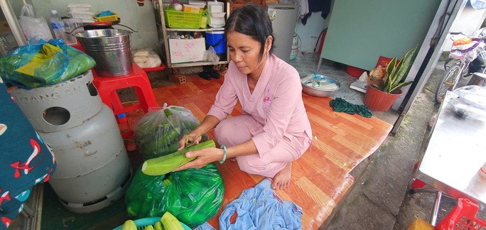 Mỗi ngày, bà Hồng phát khoảng 150 phần cơm chay, ngày rằm thêm 200 suất bún chay