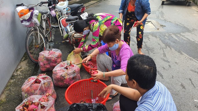 Thấy bà Hồng làm việc thiện nguyện, nhiều người đã góp gạo, công sức để có những suất cơm, bún chay phục vụ bệnh nhân nghèo, người có hoàn cảnh khó khăn