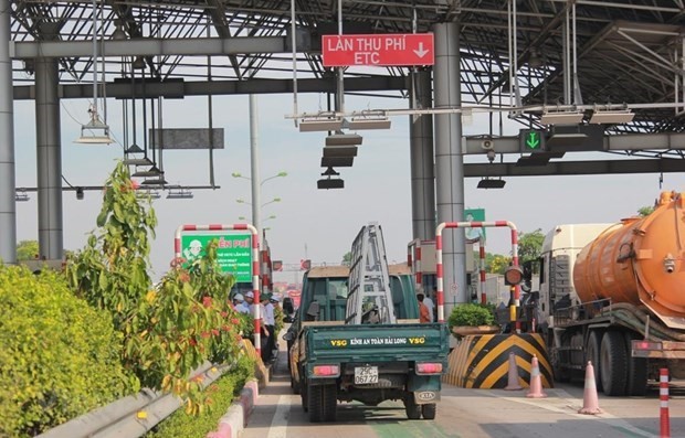 Phương tiện dán thẻ thu phí tự động đi vào làn đường của trạm thu phí được lắp đặt thu phí tự động. (Ảnh: Việt Hùng/Vietnam+)