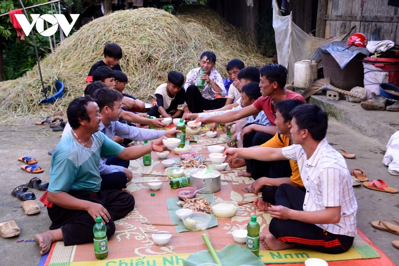 Kết thúc mùa thu hoạch, bà con địa phương (chủ yếu đồng bào Mông) tổ chức lễ mừng cơm mới, làm lễ tạ ơn trời đất cho mùa màng tốt tươi, cùng nhau liên hoan, thắt chặt tình đoàn kết bản làng, dân tộc.