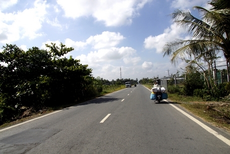 Đoạn thuộc địa phận Cầu Kè (Trà Vinh) thông thoáng, nhưng vẫn khó phát triển vì “vướng” đoạn Vĩnh Long. 