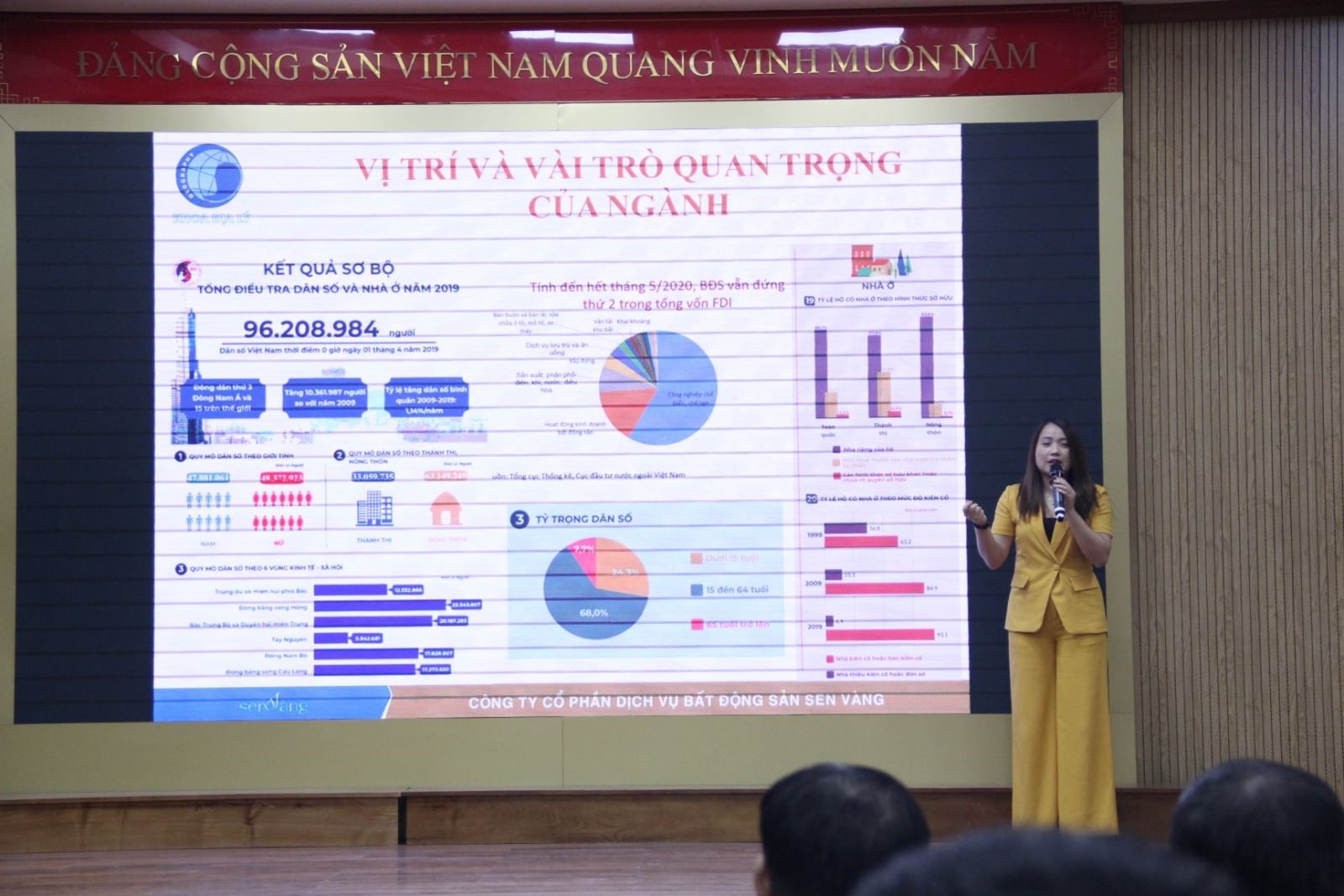 Doanh nghiệp đón đầu sinh viên ngay tại buổi nhập học. Ảnh: HUS