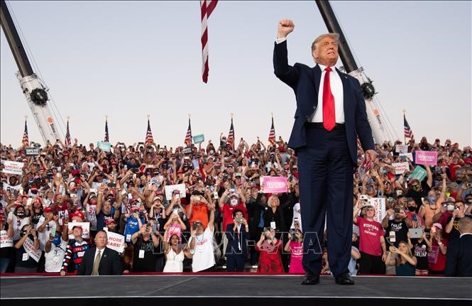 Tổng thống Mỹ Donald Trump phát biểu trong cuộc vận động tranh cử ở thành phố Sanford, bang Florida ngày 12/10/2020. Ảnh: AFP/TTXVN