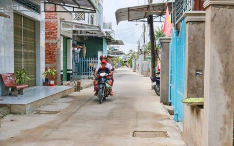 Đường nhà kho thuốc Nam (ấp Tân Vĩnh) hoàn thành nhờ tài “khéo dân vận” của ông Lợi, đem lại niềm vui cho người dân nơi đây.