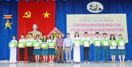 Học sinh giỏi trong đội tuyển dự thi học sinh giỏi quốc gia năm 2020 được tặng quà động viên.