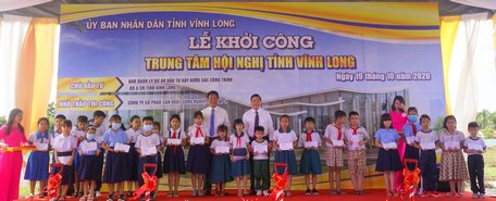  Dịp này, nhà thầu thi công trao 50 phần quà cho học sinh có hoàn cảnh khó khăn trên địa bàn.