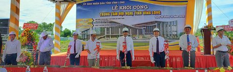 Lãnh đạo tỉnh và các đại biểu thực hiện nghi thức khởi công Trung tâm Hội nghị tỉnh vào sáng 19/10.