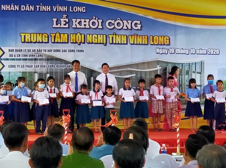  Dịp này, nhà thầu thi công trao 50 phần quà cho học sinh có hoàn cảnh khó khăn trên địa bàn.