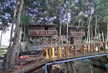 Những “chòi” cà phê trên cây trong khu du lịch.
