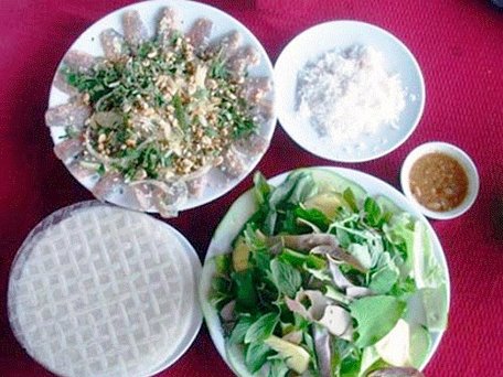 Gỏi cá nhồng ăn với bánh tráng cuốn rau sống